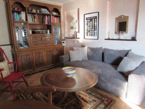 科斯蒂廖莱达斯蒂La Cascina dei Banditi的客厅配有沙发和桌子