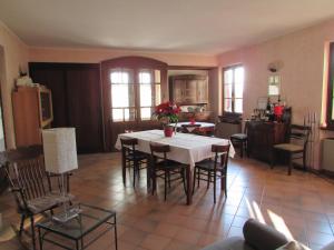 科斯蒂廖莱达斯蒂La Cascina dei Banditi的厨房以及带桌椅的用餐室。