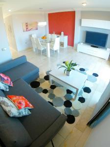 圣乌尔苏拉La Quinta Garden的客厅配有沙发和桌子