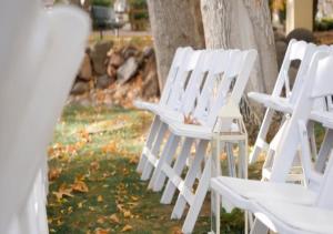 塞多纳钻石度假村集团洛斯阿布里迦多斯度假酒店及水疗中心的一排坐在树旁的白色椅子
