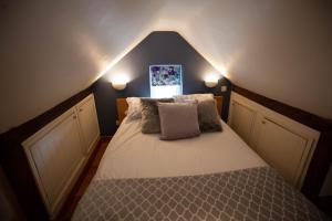 巴斯樱桃园山林小屋的一间卧室配有一张带两个枕头的床