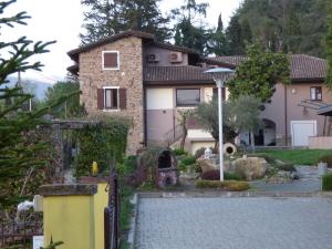 卢尼贾纳自由镇B&B Podere Montese的前面有花园的房子
