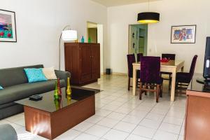 瓜达拉哈拉Minerva Apartments的客厅配有沙发和桌子