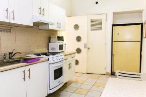 瓜达拉哈拉Minerva Apartments的厨房配有炉灶和微波炉。