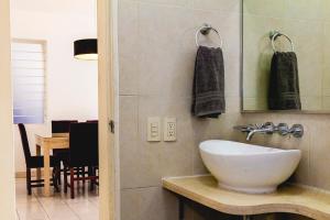 瓜达拉哈拉Minerva Apartments的一间带水槽、镜子和桌子的浴室