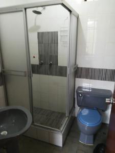 利马Mini Departamento Tambo Huascar 2的带淋浴、卫生间和盥洗盆的浴室