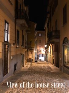 阿罗纳La Via degli Artisti的夜视城市街道,享有酒店街道的标题