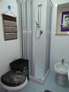 马萨夫拉FRIDA B&B的带淋浴、卫生间和盥洗盆的浴室