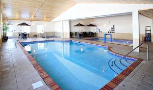 法里巴尔格兰德斯塔法里巴尔住宿套房酒店的在酒店房间的一个大型游泳池