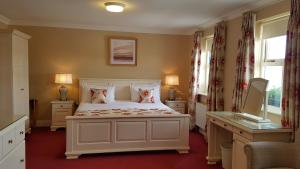 波特马吉The Moorings Hotel & Seafood Restaurant的卧室配有一张带两个枕头的大白色床