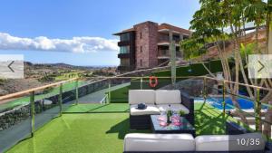 圣巴托洛梅Villa Las Terrazas 17•Exclusive Chill Out and Pool.的阳台配有白色家具,享有建筑的景致。