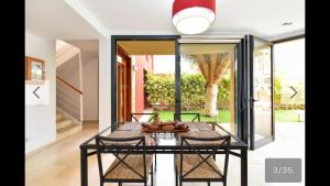 圣巴托洛梅Villa Las Terrazas 17•Exclusive Chill Out and Pool.的一间设有玻璃桌和椅子的用餐室