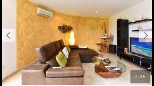 圣巴托洛梅Villa Las Terrazas 17•Exclusive Chill Out and Pool.的客厅配有棕色沙发和电视