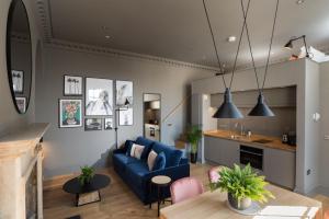 巴斯Hiding Space - Trim Street Apartments的客厅配有蓝色的沙发和桌子