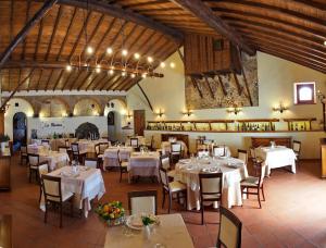 卡迪里翁西塞尔Il Borgo Country Resort的一间设有白色桌椅的用餐室
