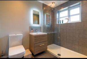 威姆斯洛Wilmslow Airbnb的带淋浴、卫生间和盥洗盆的浴室