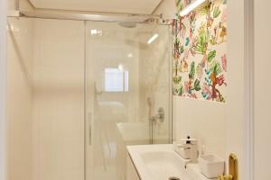 维戈Estudio nuevo centro de Vigo的带淋浴和盥洗盆的白色浴室