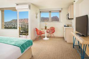 檀香山卡皮欧拉尼皇后酒店的酒店客房带一张床、一张桌子和椅子