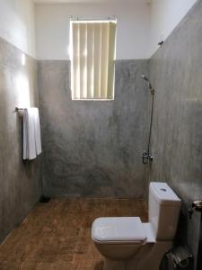 努沃勒埃利耶Melford Nuwaraeliya的一间带卫生间和窗户的浴室