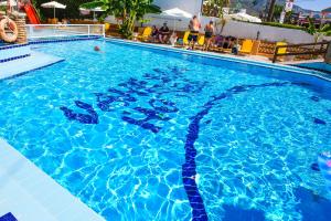 卡拉马孔凡妮莎酒店 的酒店内有一个蓝色的游泳池