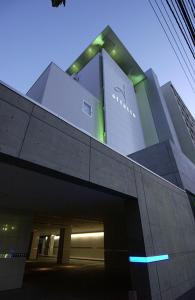 札幌C-HOTEL affetto(Adult Only)的上面有标志的建筑
