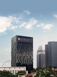 新加坡Pan Pacific Serviced Suites Beach Road, Singapore的一座高大的建筑,上面有城市的标志