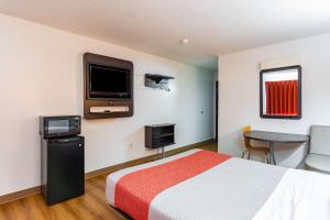 索尔兹伯里索尔兹伯里6汽车旅馆的配有一张床和一台平面电视的酒店客房