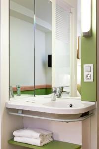阿利坎特ibis budget Alicante的一间带水槽和镜子的浴室