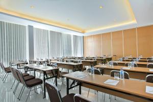泗水昂泵马朗泗水阿利斯酒店的大型用餐室配有桌椅
