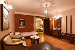 加德满都Park Village Resort by KGH Group的一间带床和沙发的客厅以及一间卧室