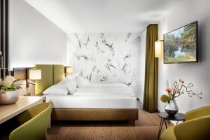 路德维希堡菲沃瑞特贝斯特韦斯特酒店的配有一张床和一张书桌的酒店客房