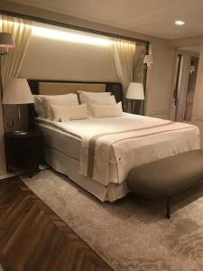 伊斯坦布尔凯梅尔伊斯坦布尔乡村酒店的一间卧室配有一张大床和两盏灯。