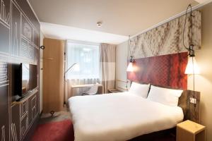 格但斯克格但斯克老城宜必思酒店的酒店客房设有一张大床和一台电视机。
