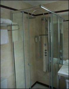布尔戈斯艾库阿乐旅馆的浴室里设有玻璃门淋浴