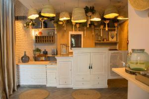 奇克拉纳－德拉弗龙特拉玛丽安东尼亚酒店的厨房配有白色橱柜和充足的灯光