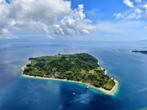 吉利阿萨汉Vayam Boutique Resort Gili Asahan的海洋中的一个岛屿