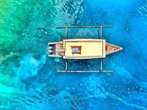 吉利阿萨汉Vayam Boutique Resort Gili Asahan的水中小船的空中景观