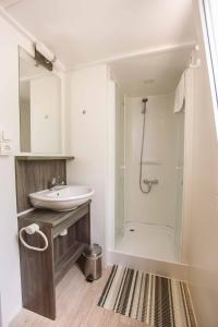 伊穆尼Mobile homes Marita的带淋浴和盥洗盆的浴室