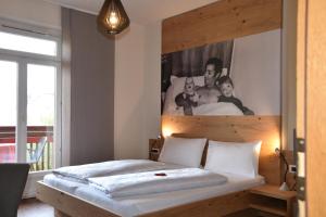 阿皮亚诺苏拉斯特拉达安格堡布鲁蒙酒店的卧室配有一张挂在墙上的床铺