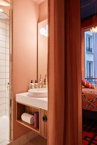 巴黎25hours Hotel Terminus Nord的一间带水槽和镜子的浴室