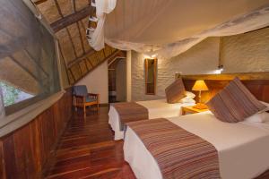 Lokuthula Lodge客房内的一张或多张床位