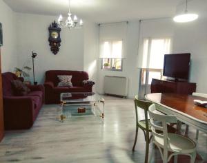罗德里戈城VuT San Blas的带沙发、桌子和时钟的客厅