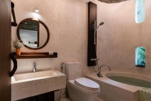 岘港The Memory - Danang的浴室配有卫生间、盥洗盆和浴缸。