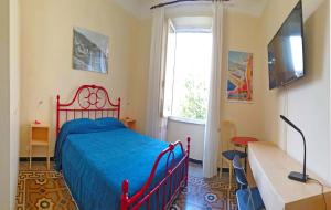 莱万托Edera的一间卧室配有一张红色的床和蓝色毯子