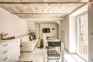 罗卡迪梅佐Appartamento di design con vista sui monti的厨房以及带沙发和桌子的客厅。