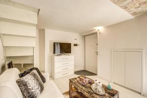 罗卡迪梅佐Appartamento di design con vista sui monti的客厅配有白色的沙发和桌子