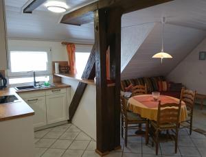 ErlenbachBrosihof的厨房以及带桌子和沙发的用餐室。