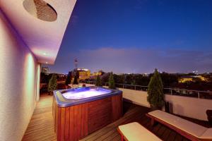 布加勒斯特萨洛里亚酒店的大楼阳台上的热水浴池