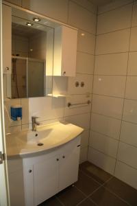图尔古特雷斯Siesta Garden Apart Hotel的白色的浴室设有水槽和镜子