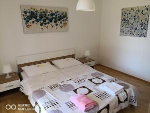 Apartmans Luce e Stella客房内的一张或多张床位